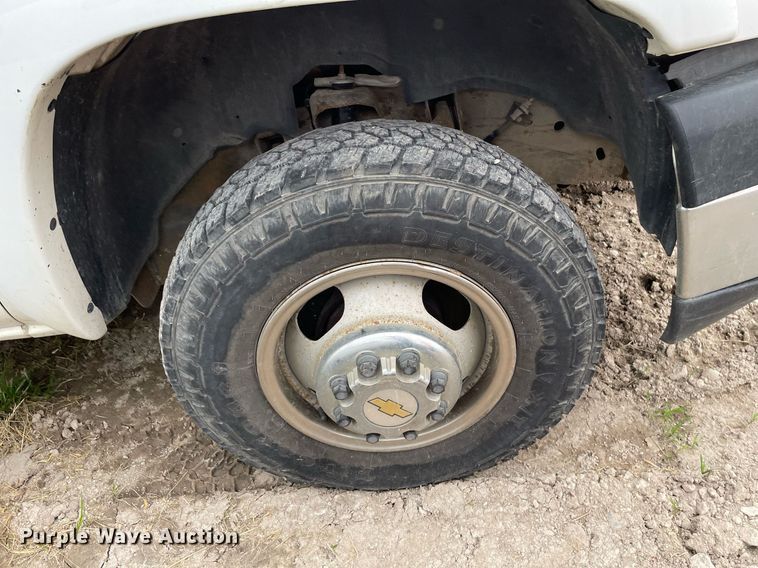 image for item LY9741 2006 Chevrolet Silverado 3500  Crew Cab utility bed pickup truck