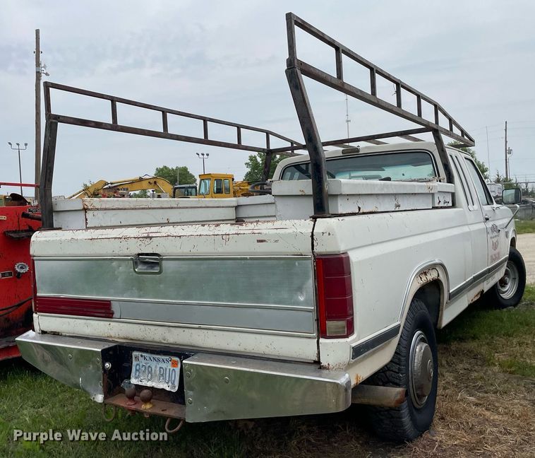 image for item LY9744 1986 Ford F250  SuperCab pickup truck