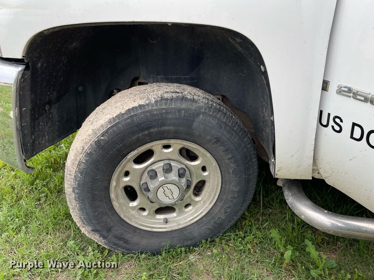 image for item LY9747 2009 Chevrolet Silverado 2500HD  Crew Cab pickup truck