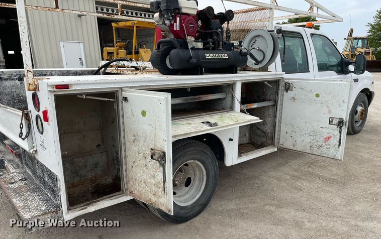 image for item LY9751 2004 Ford F350 Super Duty  Crew Cab utility bed pickup truck