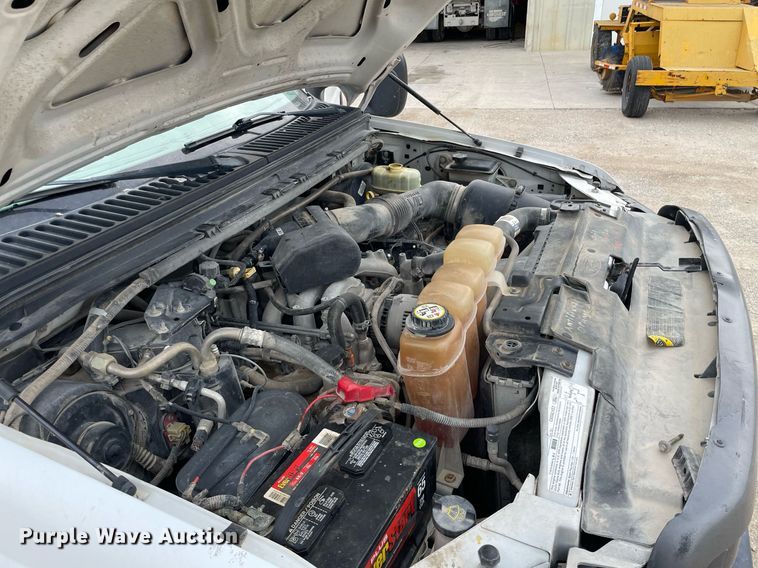 image for item LY9751 2004 Ford F350 Super Duty  Crew Cab utility bed pickup truck