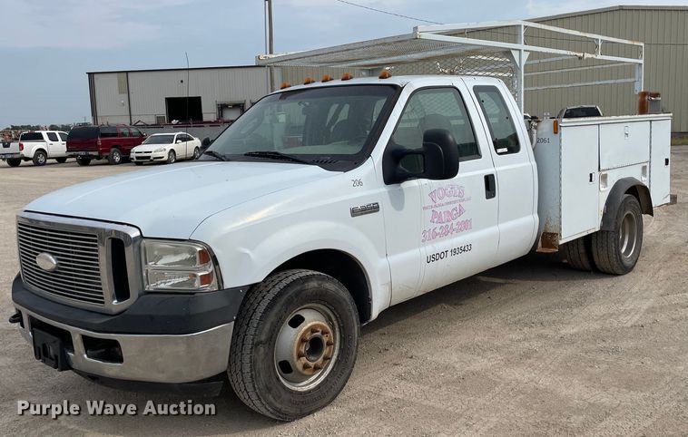 image for item LY9752 2006 Ford  F350 Super Duty  SuperCab utility bed pickup truck