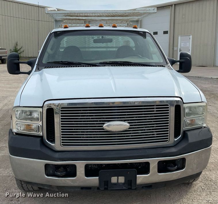 image for item LY9752 2006 Ford  F350 Super Duty  SuperCab utility bed pickup truck