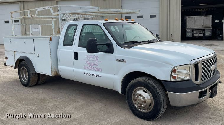 image for item LY9752 2006 Ford  F350 Super Duty  SuperCab utility bed pickup truck