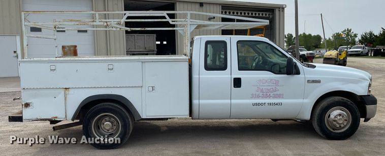 image for item LY9752 2006 Ford  F350 Super Duty  SuperCab utility bed pickup truck