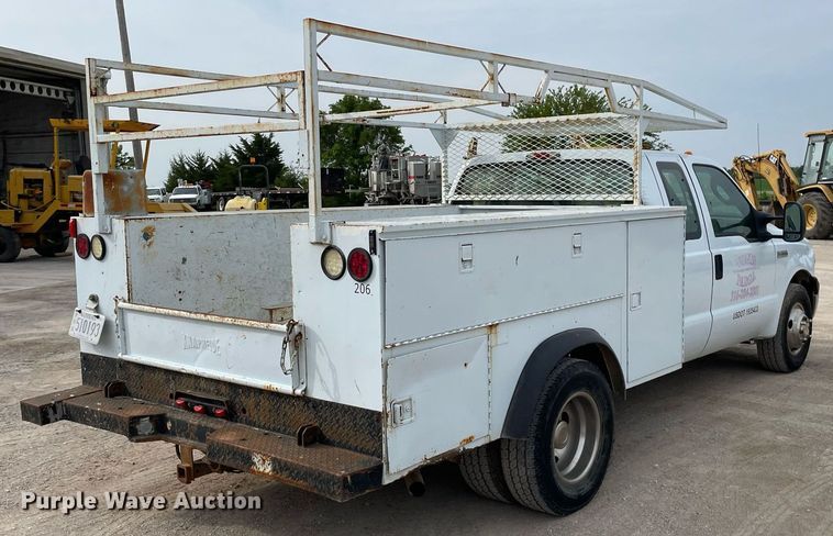 image for item LY9752 2006 Ford  F350 Super Duty  SuperCab utility bed pickup truck