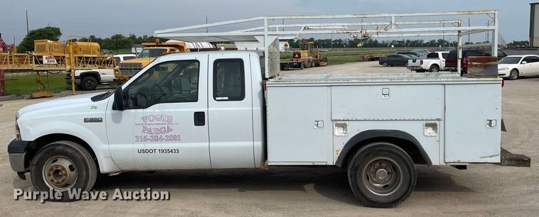 image for item LY9752 2006 Ford  F350 Super Duty  SuperCab utility bed pickup truck