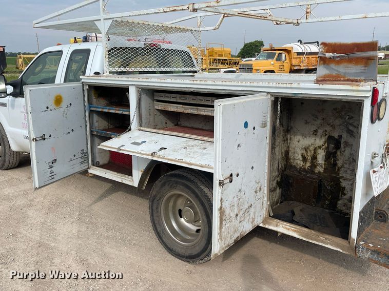 image for item LY9752 2006 Ford  F350 Super Duty  SuperCab utility bed pickup truck