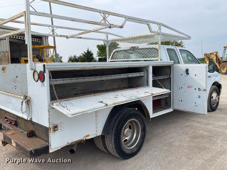 image for item LY9752 2006 Ford  F350 Super Duty  SuperCab utility bed pickup truck