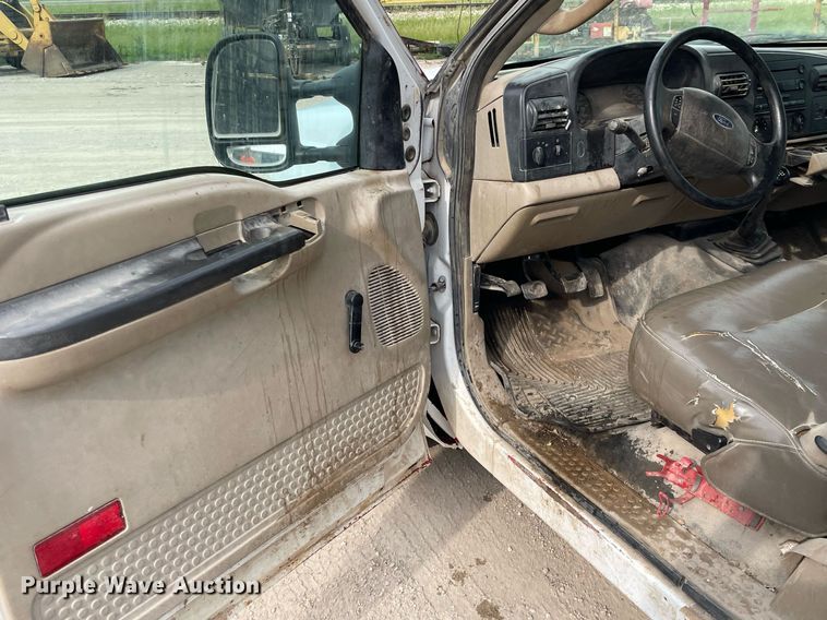 image for item LY9752 2006 Ford  F350 Super Duty  SuperCab utility bed pickup truck