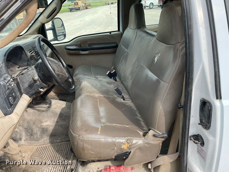 image for item LY9752 2006 Ford  F350 Super Duty  SuperCab utility bed pickup truck