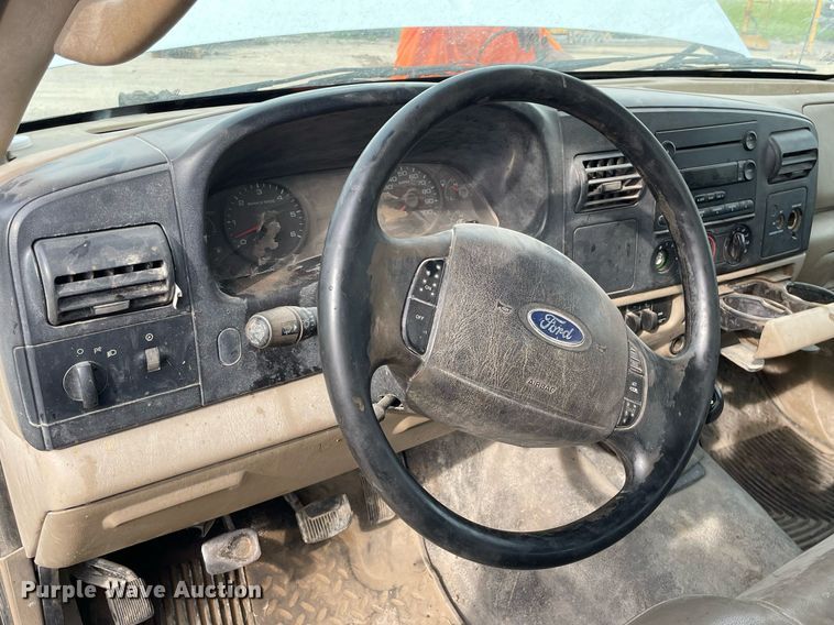 image for item LY9752 2006 Ford  F350 Super Duty  SuperCab utility bed pickup truck