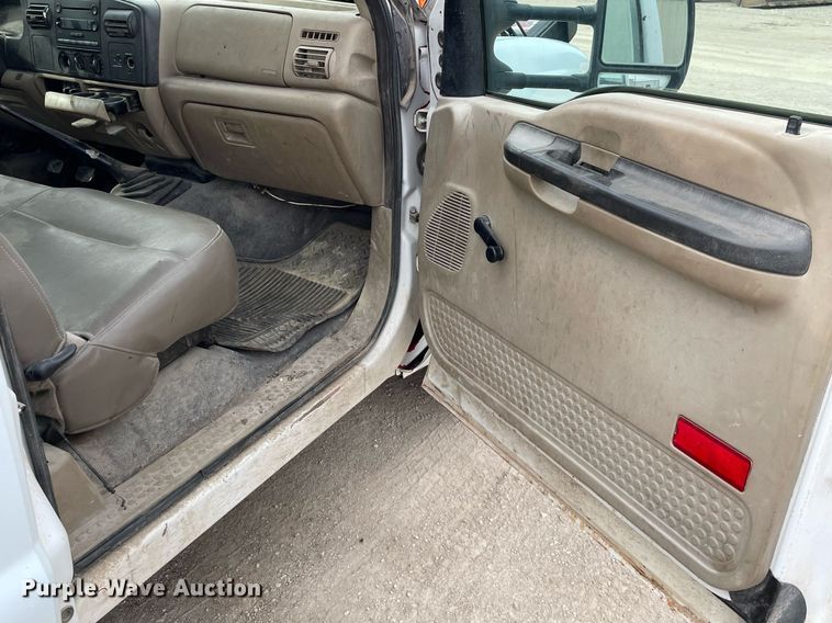 image for item LY9752 2006 Ford  F350 Super Duty  SuperCab utility bed pickup truck