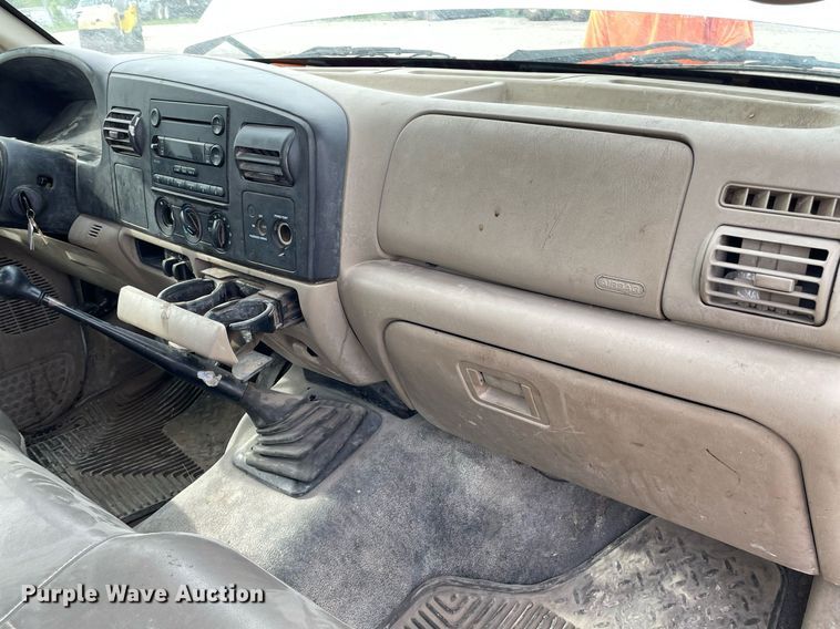 image for item LY9752 2006 Ford  F350 Super Duty  SuperCab utility bed pickup truck