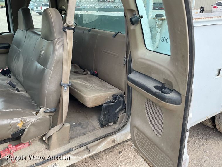 image for item LY9752 2006 Ford  F350 Super Duty  SuperCab utility bed pickup truck