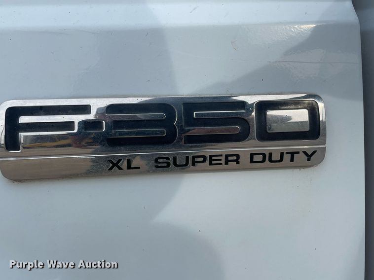 image for item LY9752 2006 Ford  F350 Super Duty  SuperCab utility bed pickup truck