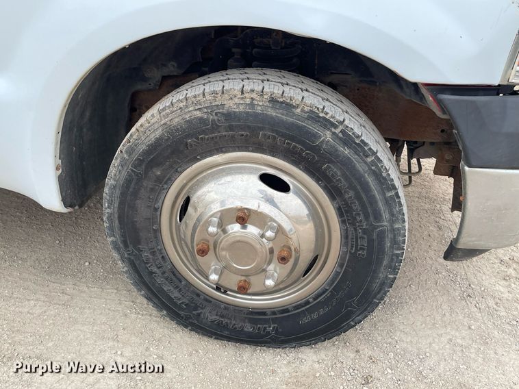 image for item LY9752 2006 Ford  F350 Super Duty  SuperCab utility bed pickup truck