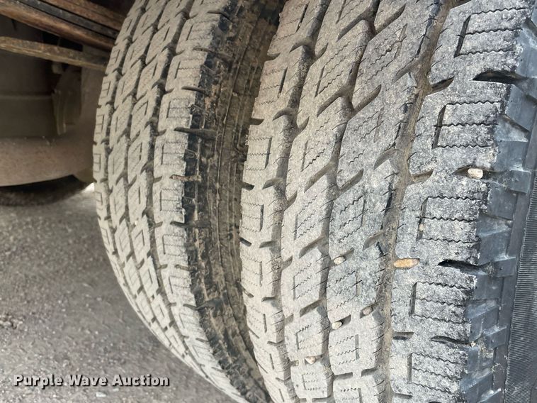 image for item LY9752 2006 Ford  F350 Super Duty  SuperCab utility bed pickup truck