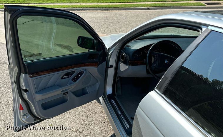 image for item MB9533 1998 BMW 540i
