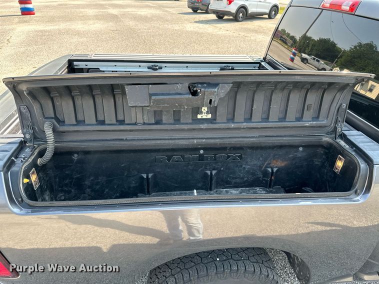 image for item MB9542 2016 Dodge Ram 1500  Crew Cab pickup truck