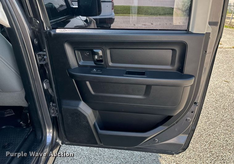 image for item MB9542 2016 Dodge Ram 1500  Crew Cab pickup truck