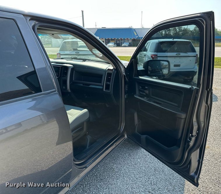 image for item MB9542 2016 Dodge Ram 1500  Crew Cab pickup truck