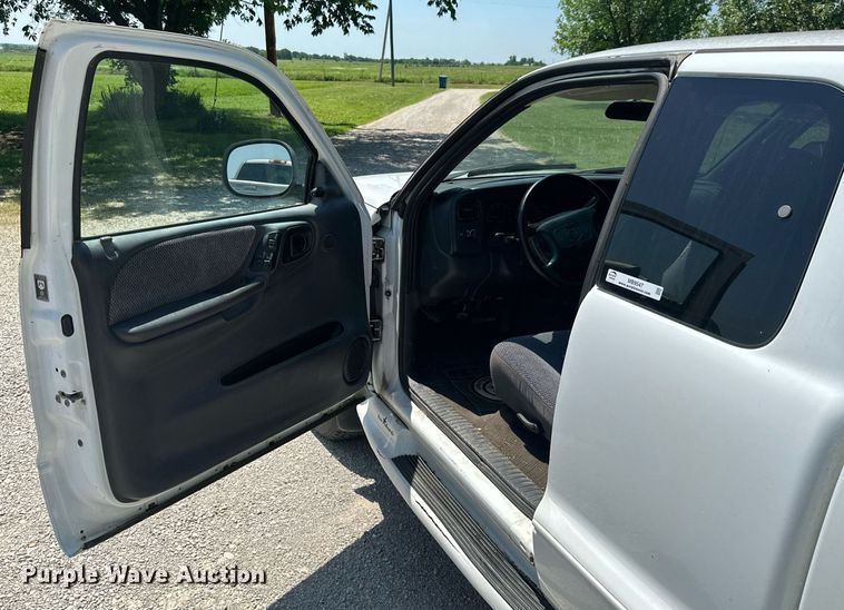 image for item MB9547 1998 Dodge Dakota  Club Cab pickup truck