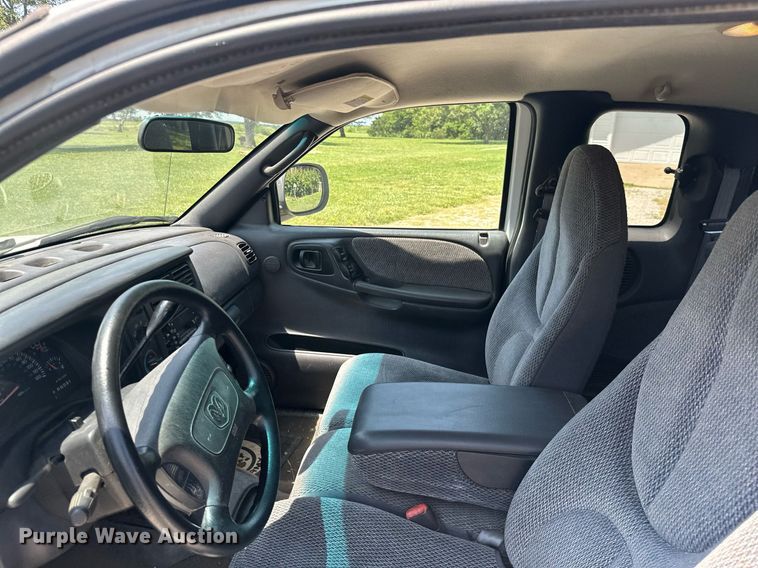 image for item MB9547 1998 Dodge Dakota  Club Cab pickup truck