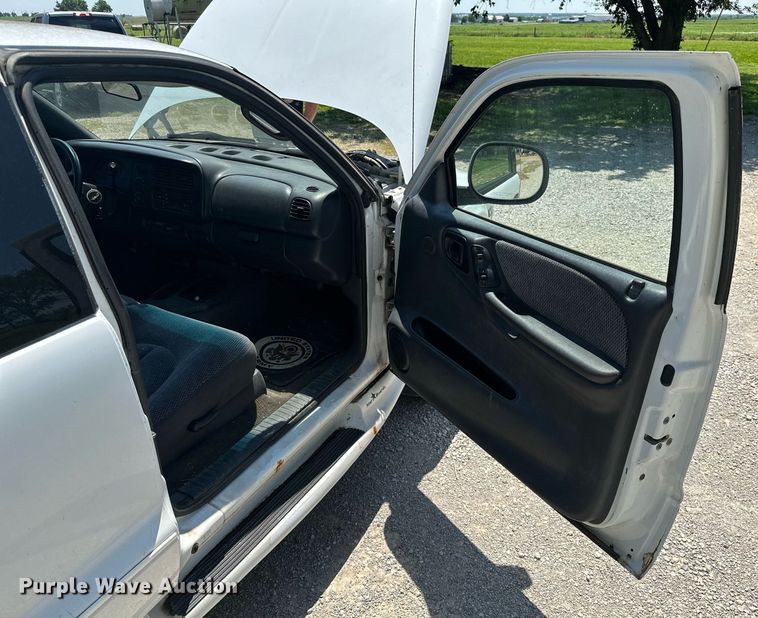 image for item MB9547 1998 Dodge Dakota  Club Cab pickup truck