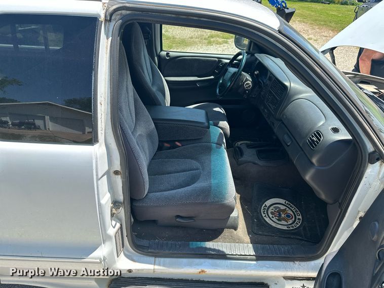 image for item MB9547 1998 Dodge Dakota  Club Cab pickup truck