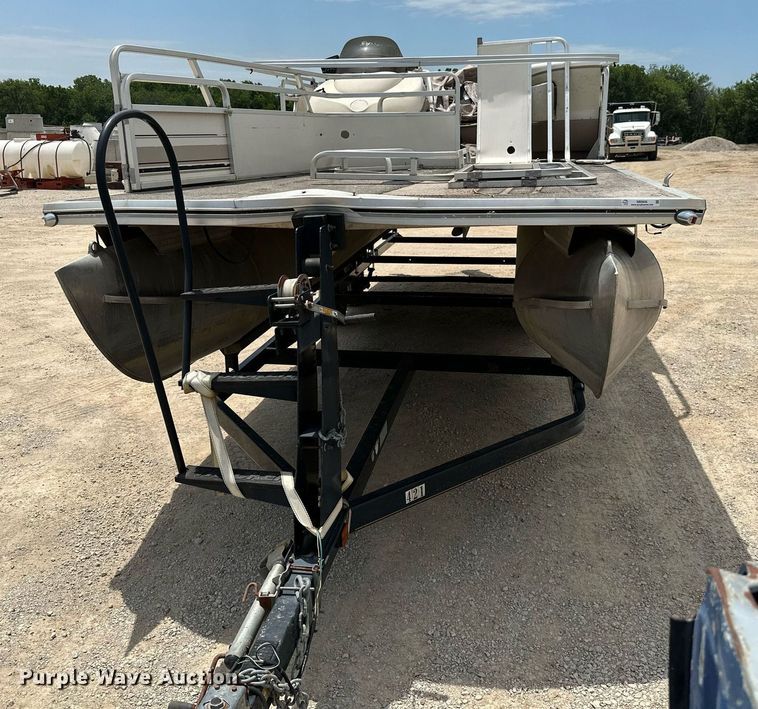 image for item MB9606 2001 Sun Tracker  pontoon boat