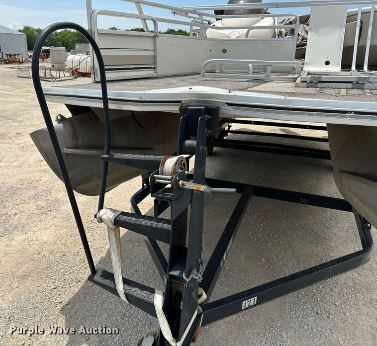 image for item MB9606 2001 Sun Tracker  pontoon boat