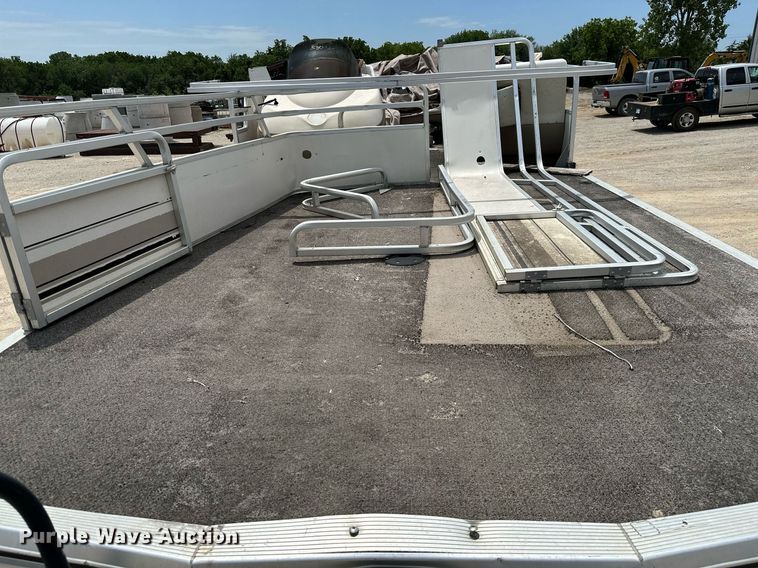 image for item MB9606 2001 Sun Tracker  pontoon boat