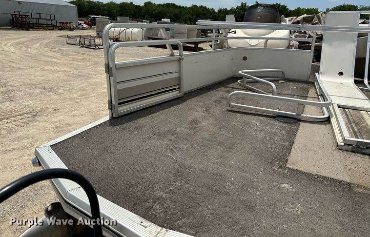 image for item MB9606 2001 Sun Tracker  pontoon boat