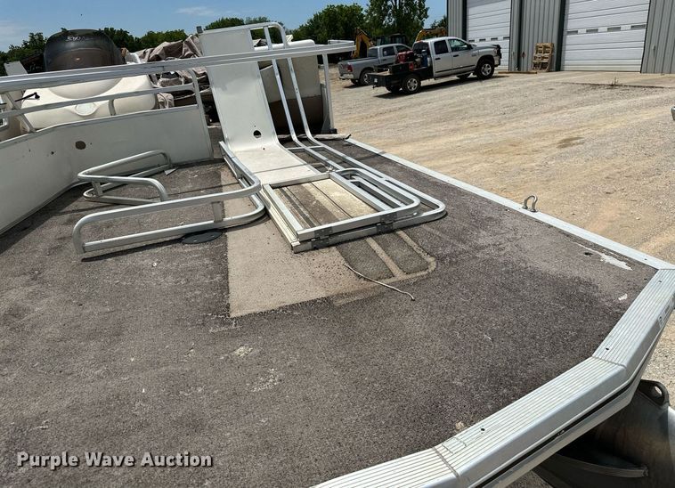 image for item MB9606 2001 Sun Tracker  pontoon boat