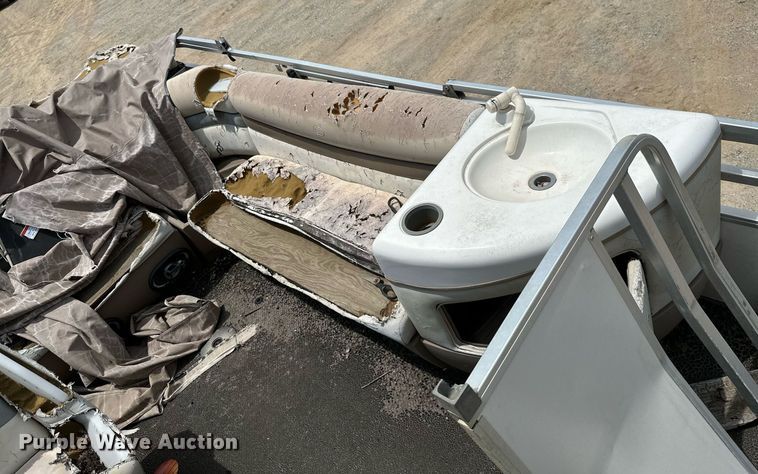 image for item MB9606 2001 Sun Tracker  pontoon boat