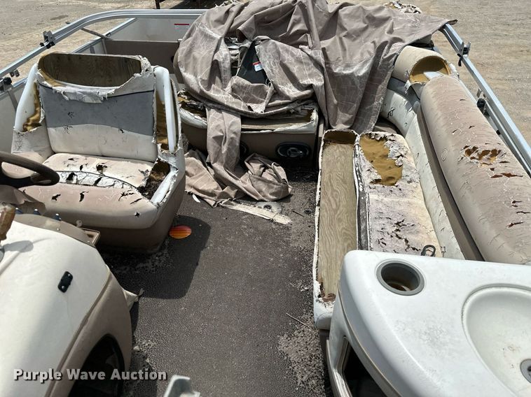 image for item MB9606 2001 Sun Tracker  pontoon boat