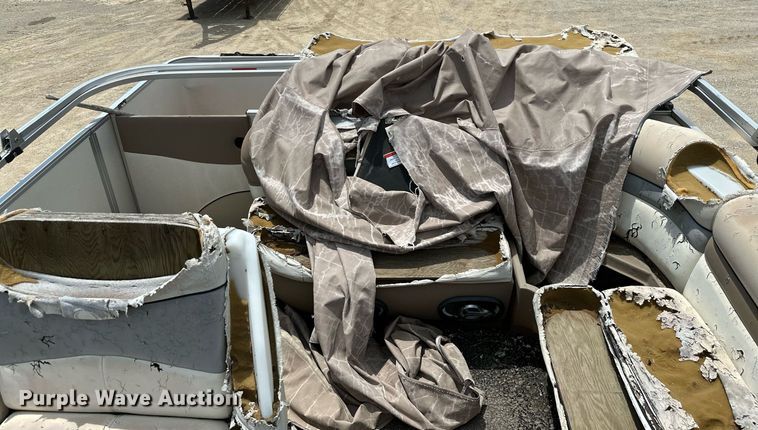 image for item MB9606 2001 Sun Tracker  pontoon boat