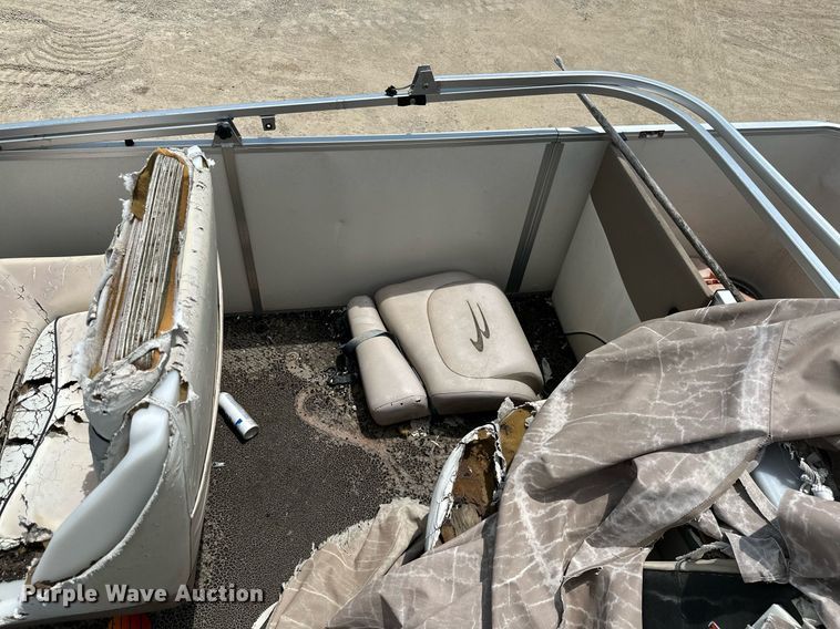 image for item MB9606 2001 Sun Tracker  pontoon boat