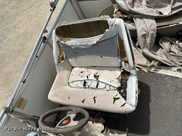 image for item MB9606 2001 Sun Tracker  pontoon boat