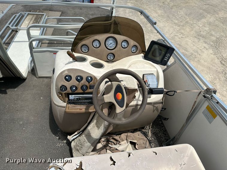 image for item MB9606 2001 Sun Tracker  pontoon boat