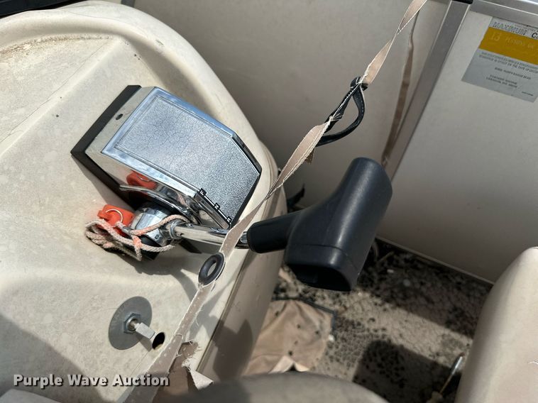 image for item MB9606 2001 Sun Tracker  pontoon boat