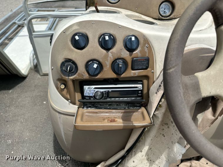 image for item MB9606 2001 Sun Tracker  pontoon boat