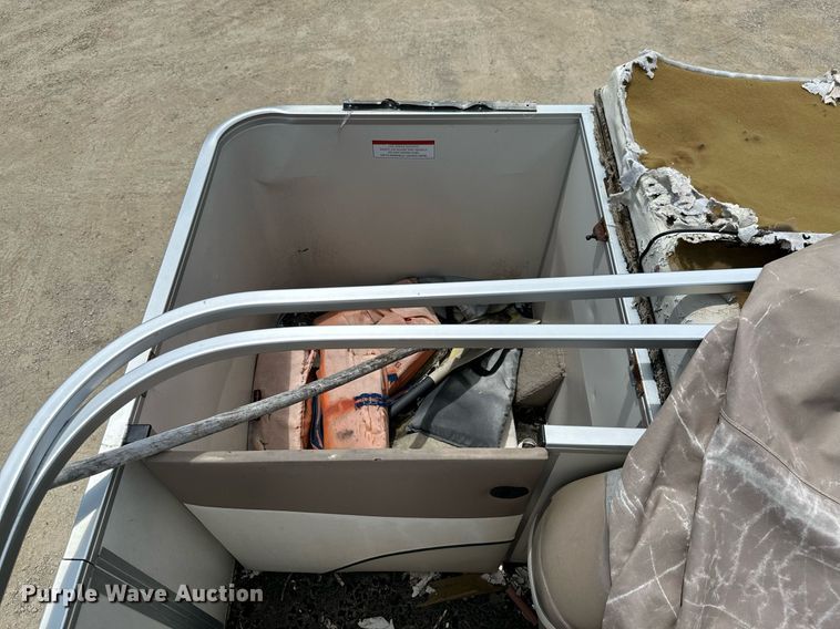 image for item MB9606 2001 Sun Tracker  pontoon boat