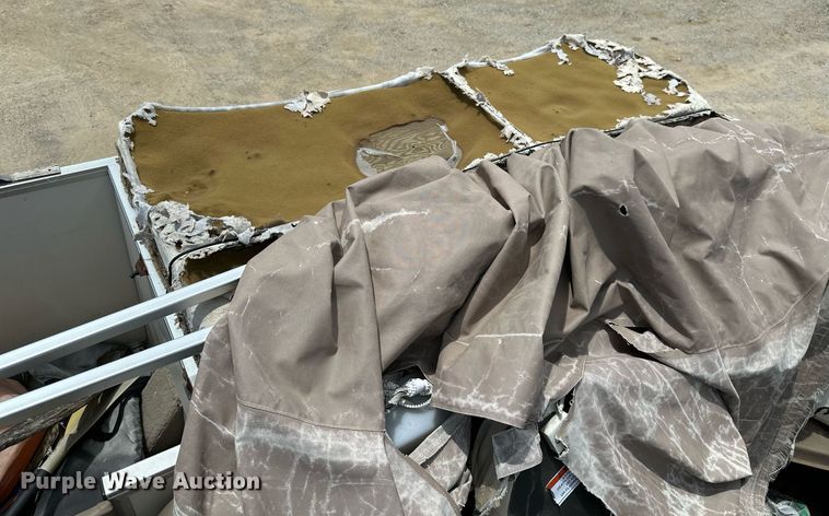 image for item MB9606 2001 Sun Tracker  pontoon boat