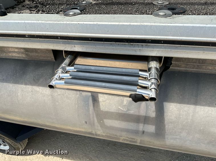 image for item MB9606 2001 Sun Tracker  pontoon boat