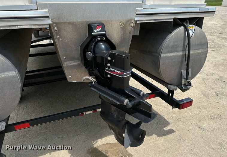 image for item MB9606 2001 Sun Tracker  pontoon boat