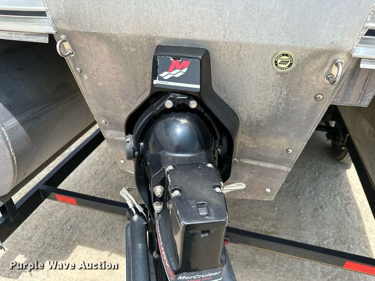 image for item MB9606 2001 Sun Tracker  pontoon boat