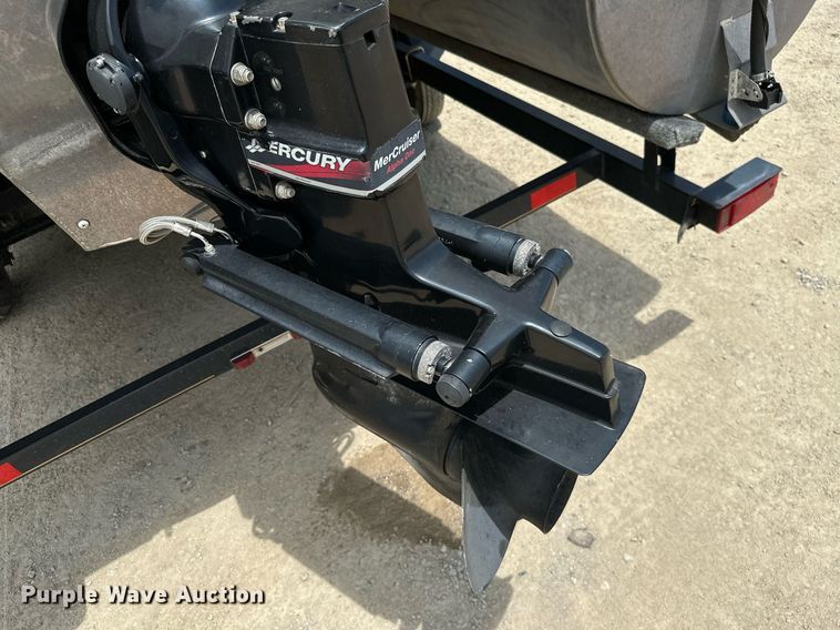 image for item MB9606 2001 Sun Tracker  pontoon boat