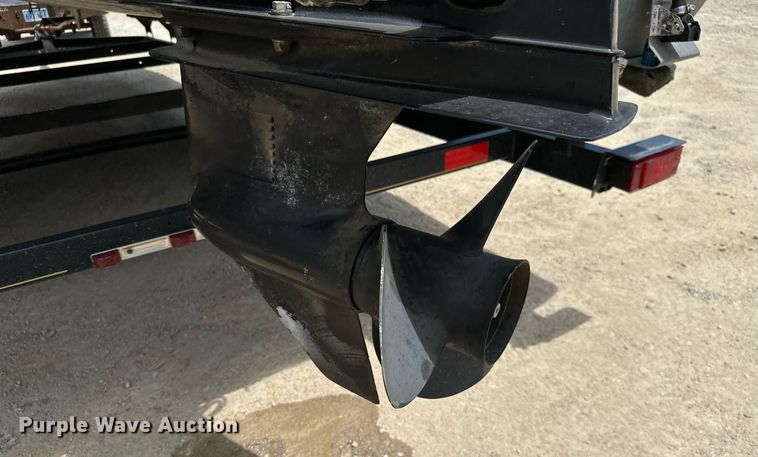 image for item MB9606 2001 Sun Tracker  pontoon boat